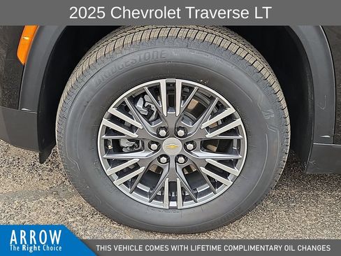 Used 2025 Chevrolet Traverse LT AWD/4WD image 17