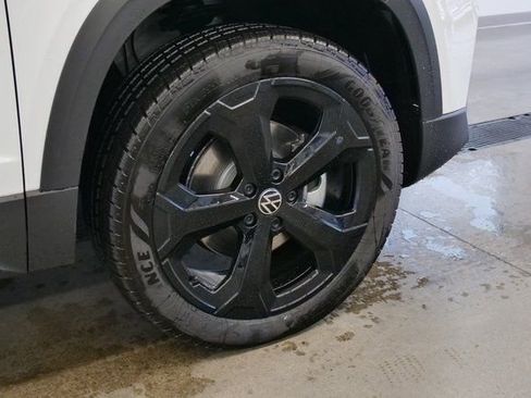 New 2026 Volkswagen Taos SE image 8