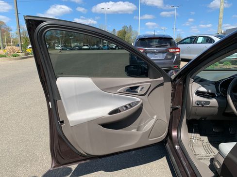 Used 2016 Chevrolet Malibu LT image 9