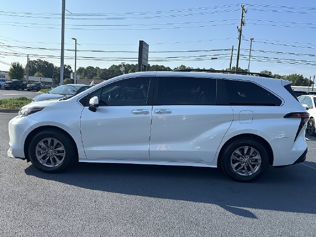 Used 2022 Toyota Sienna XLE FWD image 4