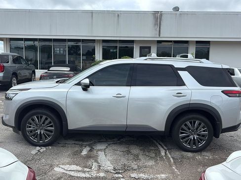 Used 2025 Nissan Pathfinder SL w/ SL Premium Package FWD image 4