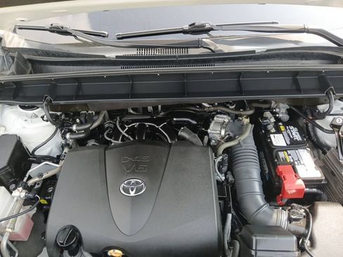 Used 2021 Toyota Highlander XLE FWD image 9