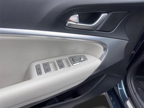 Used 2025 Genesis G70 2.5T image 33