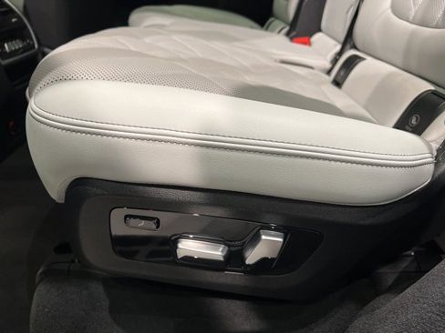 Used 2023 BMW X7 xDrive40i w/ Premium Package image 44