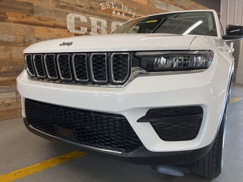 Used 2023 Jeep Grand Cherokee Laredo w/ Luxury Tech Group I AWD/4WD image 8
