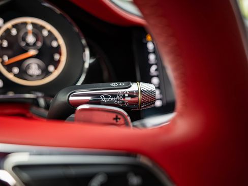 Used 2022 Bentley Flying Spur V8 image 21