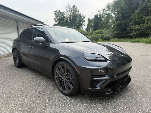 Certified 2025 Porsche Macan Turbo Electric AWD/4WD image 7