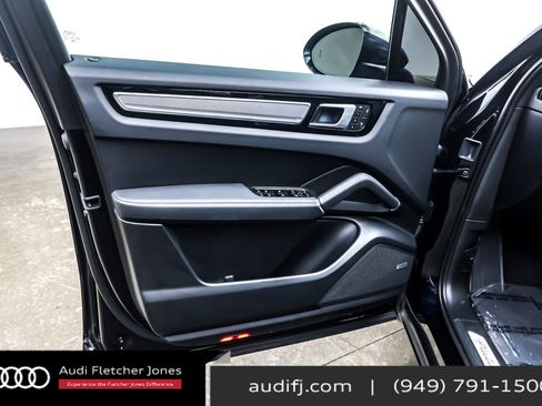 Used 2022 Porsche Cayenne Platinum Edition image 21