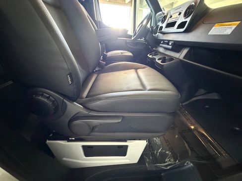 Used 2025 Mercedes-Benz Sprinter 2500 image 34