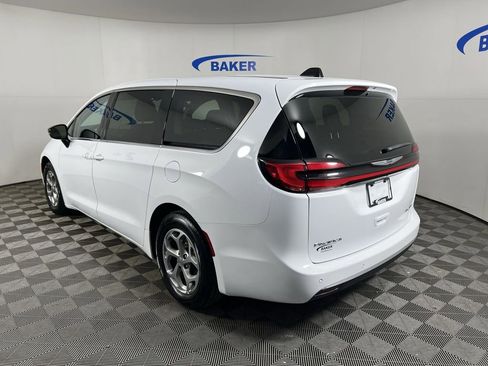 Used 2024 Chrysler Pacifica Limited image 6