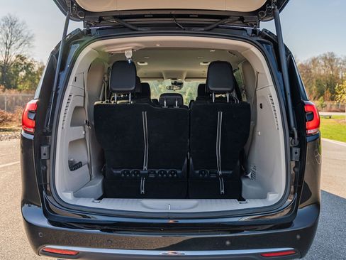 Used 2024 Chrysler Pacifica Touring-L image 20