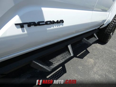 Used 2025 Toyota Tacoma TRD Sport AWD/4WD image 17
