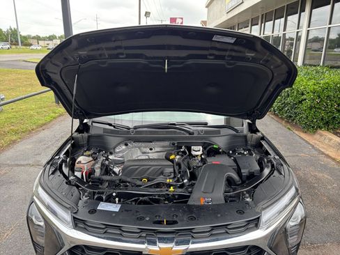 Used 2025 Chevrolet Trax LT FWD image 31