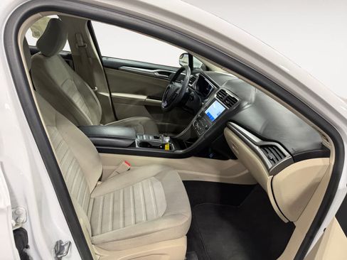 Used 2020 Ford Fusion SE FWD image 16