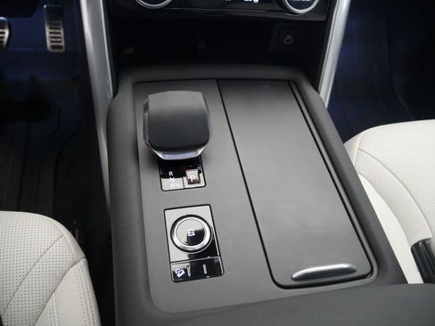 Used 2025 Land Rover Discovery Dynamic SE image 48