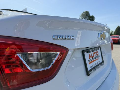 Used 2017 Chevrolet Cruze LT FWD image 11