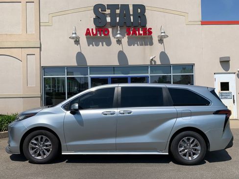 Used 2022 Toyota Sienna XLE AWD/4WD image 4