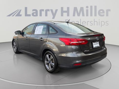 Used 2018 Ford Focus SE w/ SE Appearance Package FWD image 3