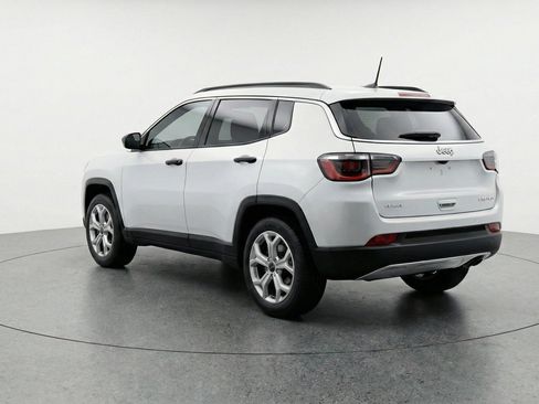 Used 2025 Jeep Compass Latitude AWD/4WD image 6