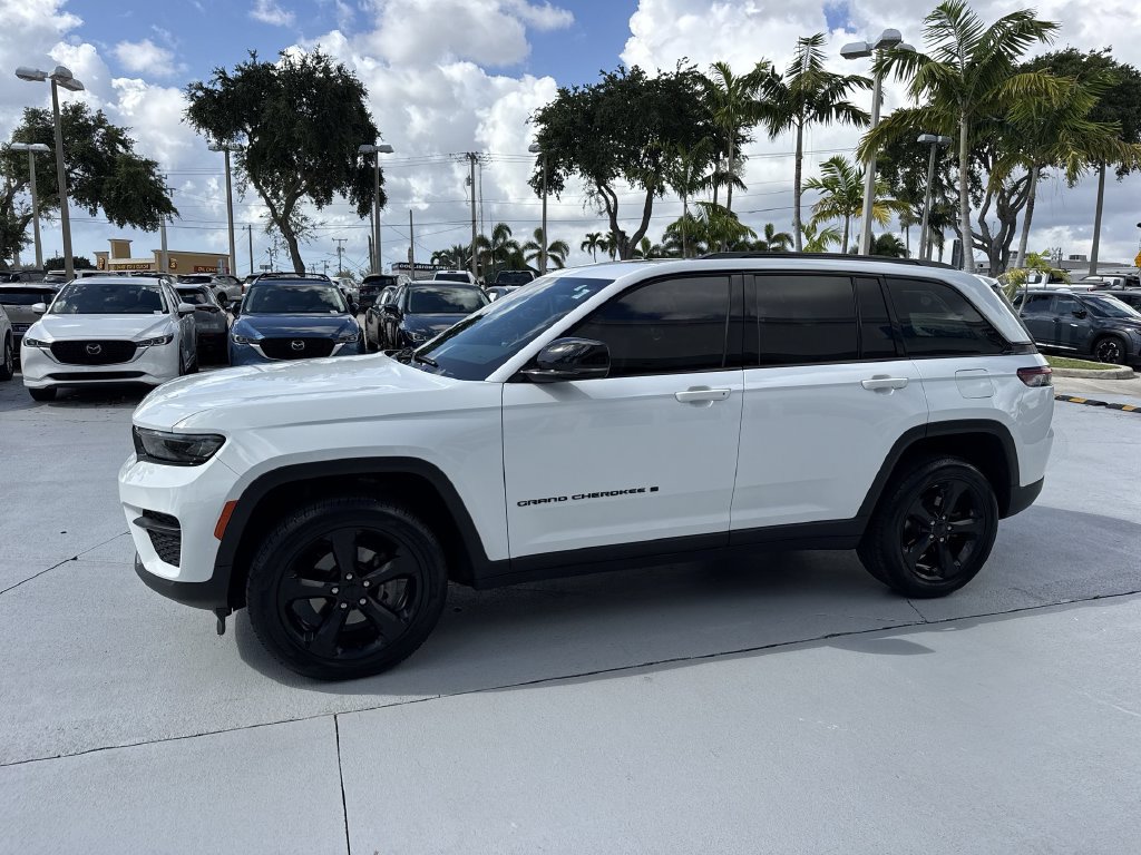 Used 2022 Jeep Grand Cherokee Altitude AWD/4WD image 10