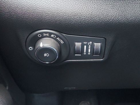 Used 2025 Jeep Compass Trailhawk AWD/4WD image 16