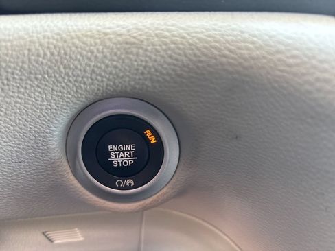 Used 2022 Chrysler Pacifica Limited FWD image 26