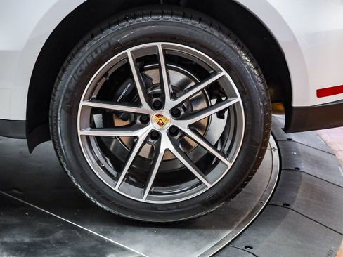 Certified 2026 Porsche Macan image 9