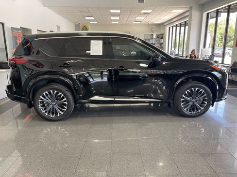 Used 2025 Nissan Rogue Platinum w/ Tech Package FWD image 6