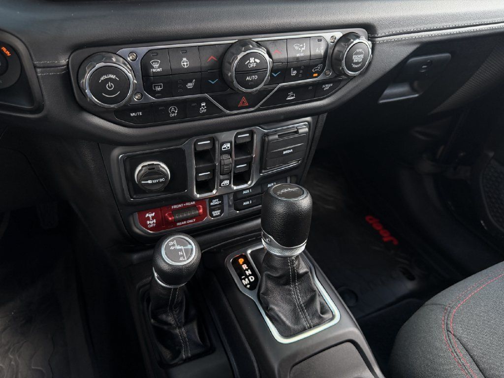 Used 2025 Jeep Gladiator Rubicon AWD/4WD image 19