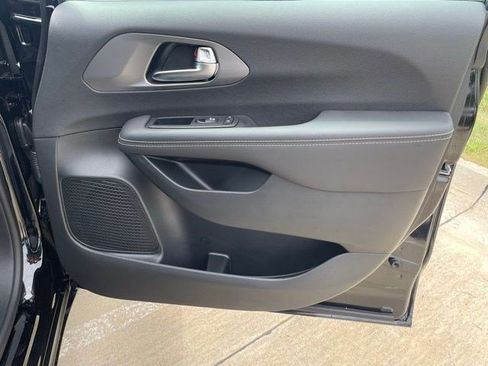 New 2026 Chrysler Pacifica Select image 11