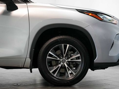 Used 2020 Toyota Highlander XLE AWD/4WD image 9