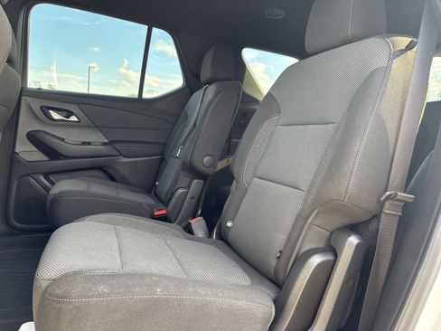 Used 2022 Chevrolet Traverse LT FWD image 25