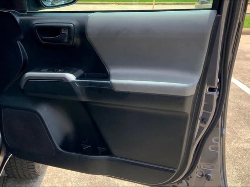 Used 2016 Toyota Tacoma SR5 w/ SR5 Appearance Package (SN) image 23