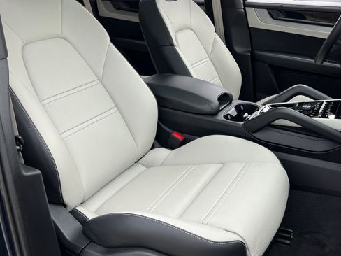 Certified 2025 Porsche Cayenne image 16