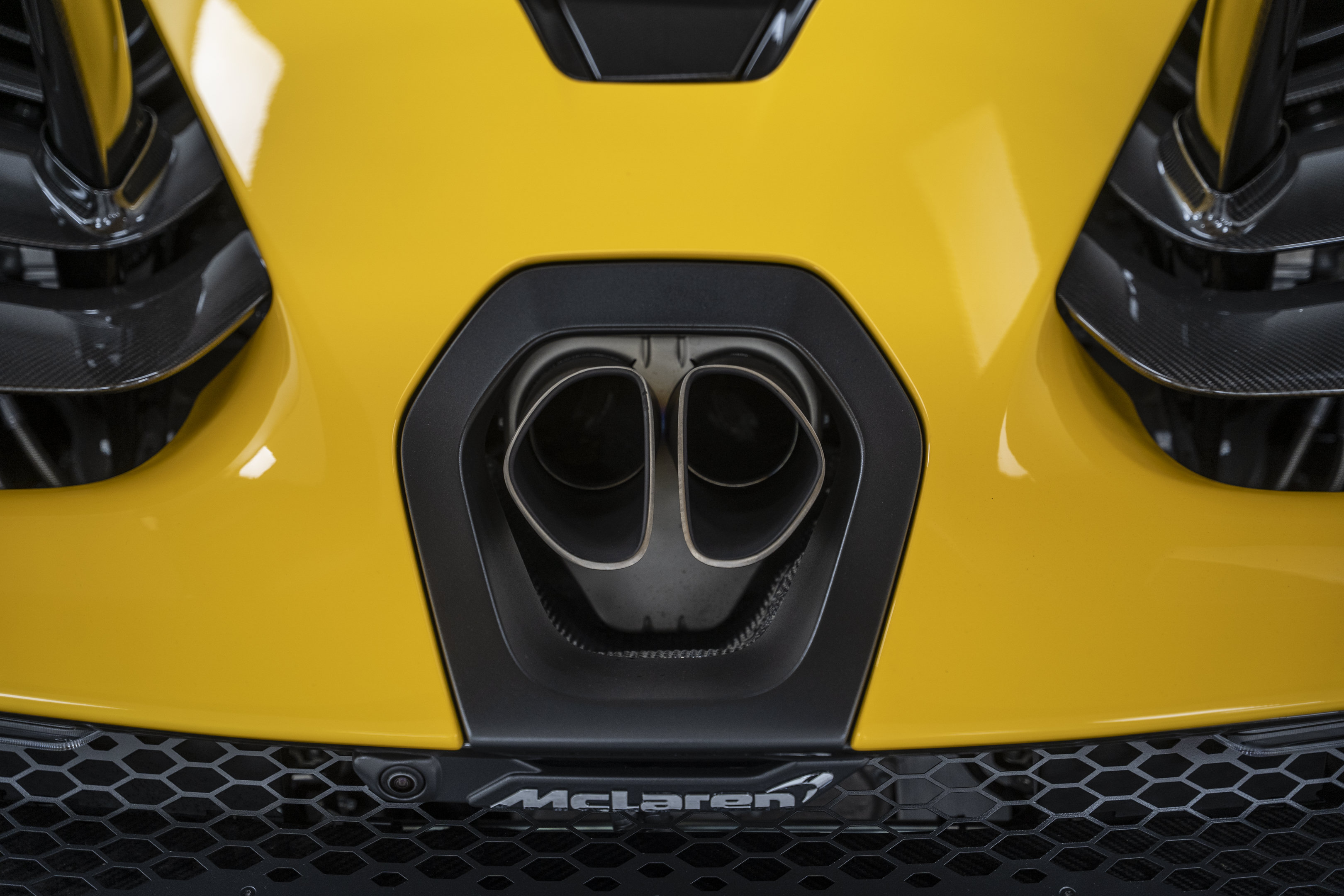 Used 2019 McLaren Senna RWD image 24
