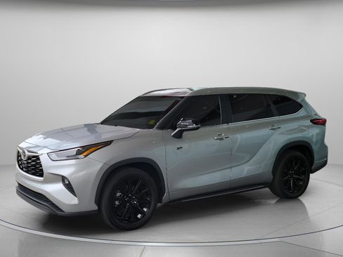 Certified 2023 Toyota Highlander XLE image 2