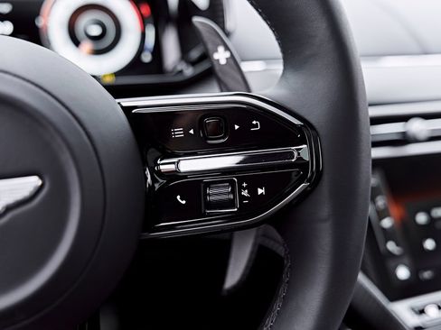 Used 2025 Aston Martin Vanquish RWD image 58