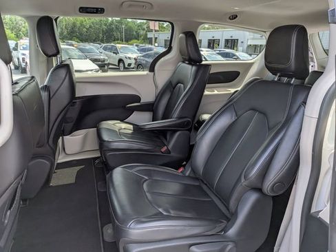 Used 2023 Chrysler Pacifica Touring-L FWD image 13