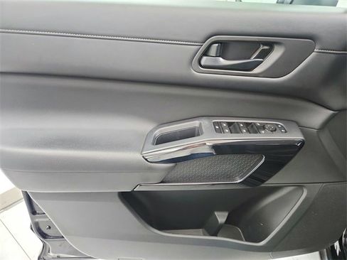 Used 2024 Nissan Pathfinder SV image 30