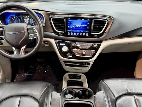 Used 2017 Chrysler Pacifica Touring-L w/ Tire & Wheel Group image 13