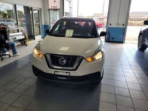 Used 2018 Nissan Kicks SV FWD image 2