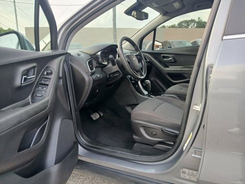 Used 2020 Chevrolet Trax LT w/ LPO, Protection Package AWD/4WD image 9