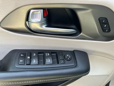 Used 2023 Chrysler Pacifica Touring-L FWD image 20