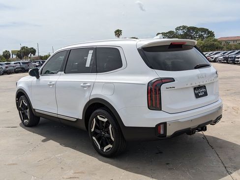 Certified 2024 Kia Telluride EX w/ EX Captain's Chair Package image 6