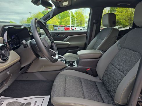 Used 2024 Chevrolet Colorado ZR2 w/ Technology Package image 16