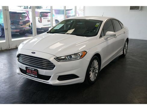 Used 2016 Ford Fusion SE image 3