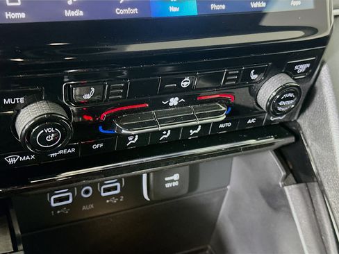 Used 2023 Jeep Grand Cherokee Limited image 24