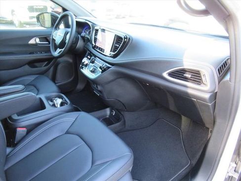 New 2026 Chrysler Pacifica Select FWD image 11
