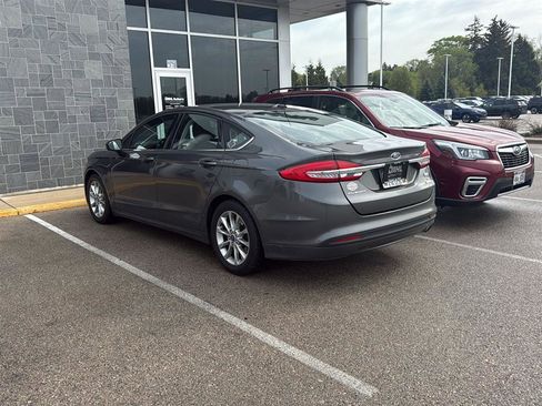 Used 2017 Ford Fusion SE FWD image 15
