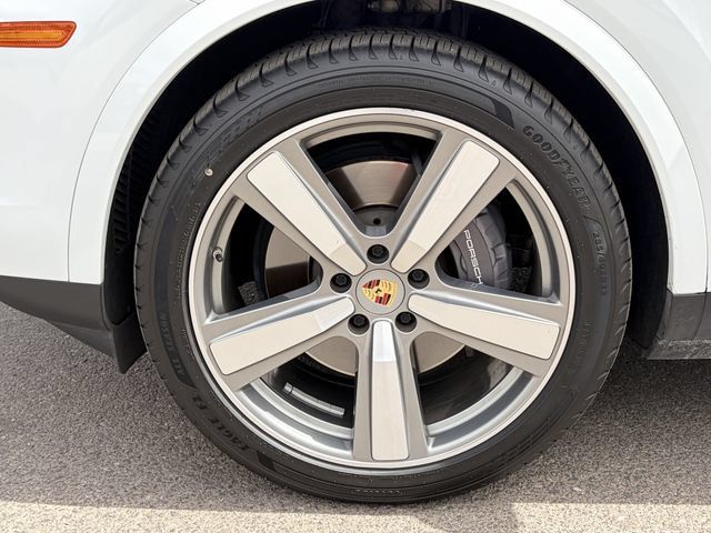 Used 2024 Porsche Cayenne AWD/4WD image 30